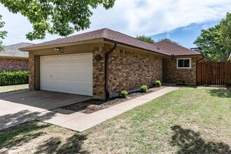 Building Photo - 1714 Redbud Ln