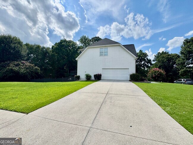 Building Photo - 1770 Highland Oaks Way NE