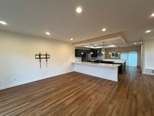 Building Photo - Application Pending - 3 Bedroom Townhouse For Rent In Hood River