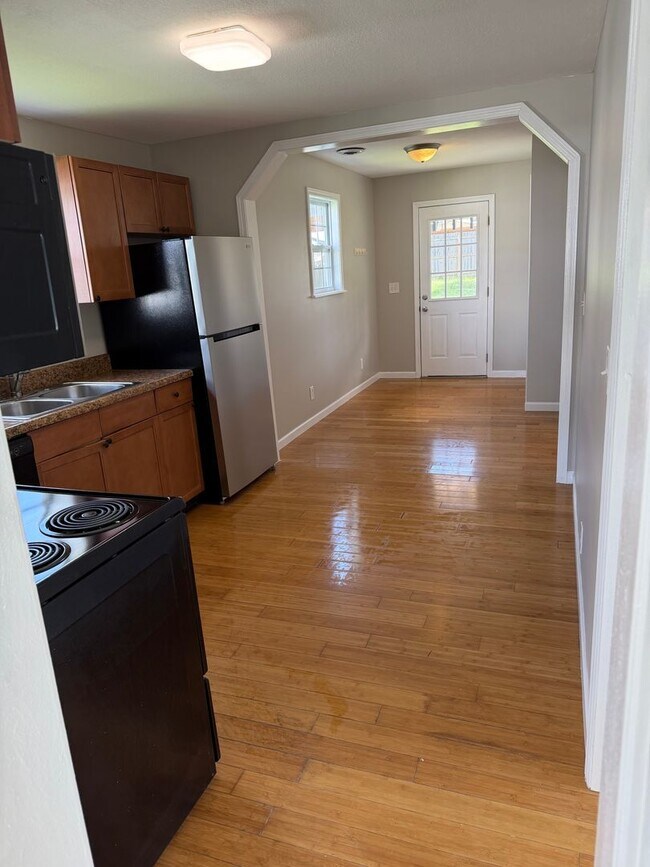 Building Photo - Two bed 1 bath Maryville City Home Available Now