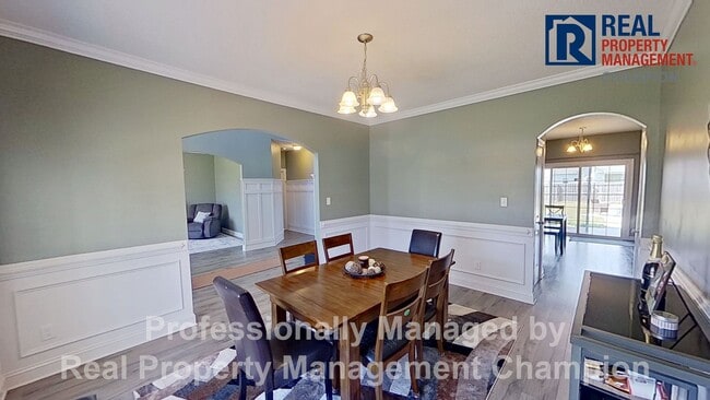 Building Photo - Gorgeous 4 BD/3.5 BA Executive Home w/Spacious Fenced Yard