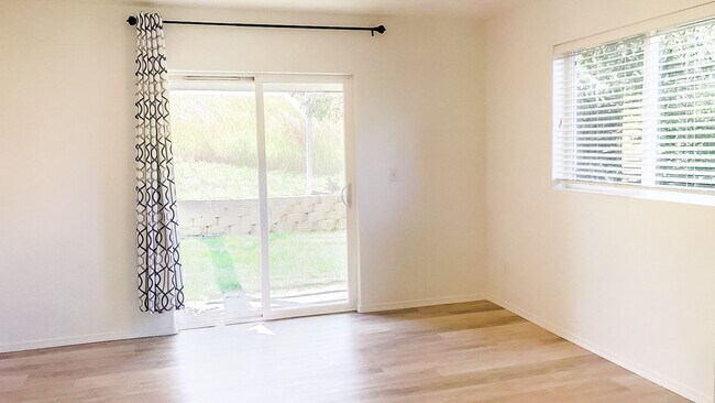 Building Photo - Beautiful 4 bedroom 3 bath townhouse w/att...