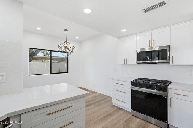 Building Photo - 2029 N Sunset Dr