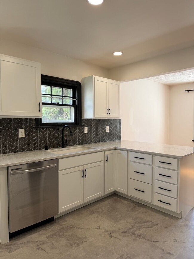 Building Photo - 5 Bedroom 3 Bathroom Southhill Home for Rent