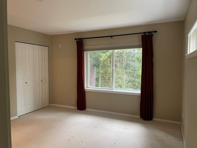 Building Photo - Stunning End Unit Townhome in desirable Redmond Ridge neighborhood; 2BD/2BA