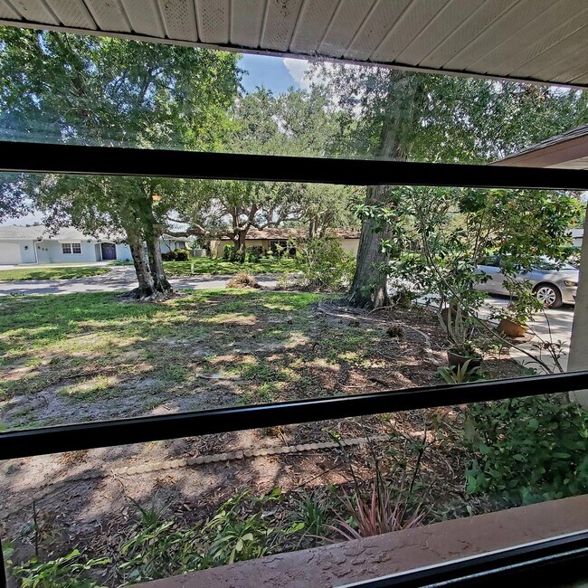 Building Photo - Location, convenience, comfort. This 4 bedroom plus den, 2 bath has it all!