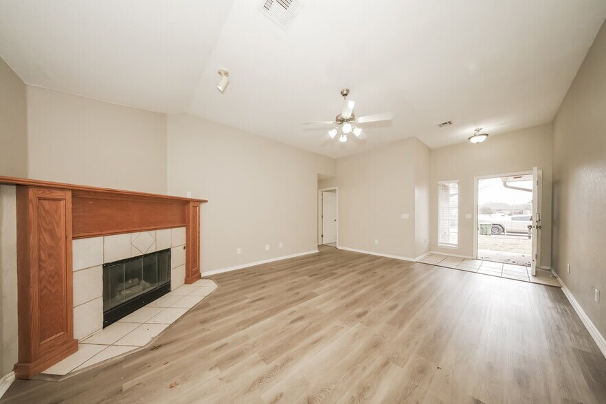 Building Photo - 1604 Hazelwood Dr