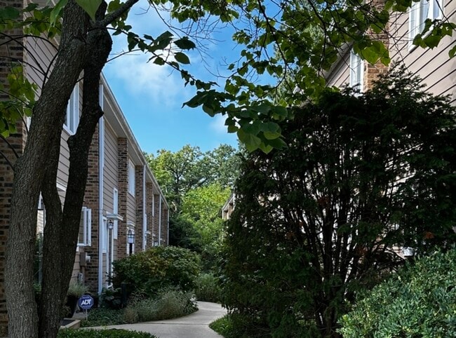 Building Photo - 315 Hawthorn Ave