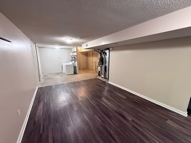 Building Photo - 2 Bed, 1.5 Bath Renovated Townhome!