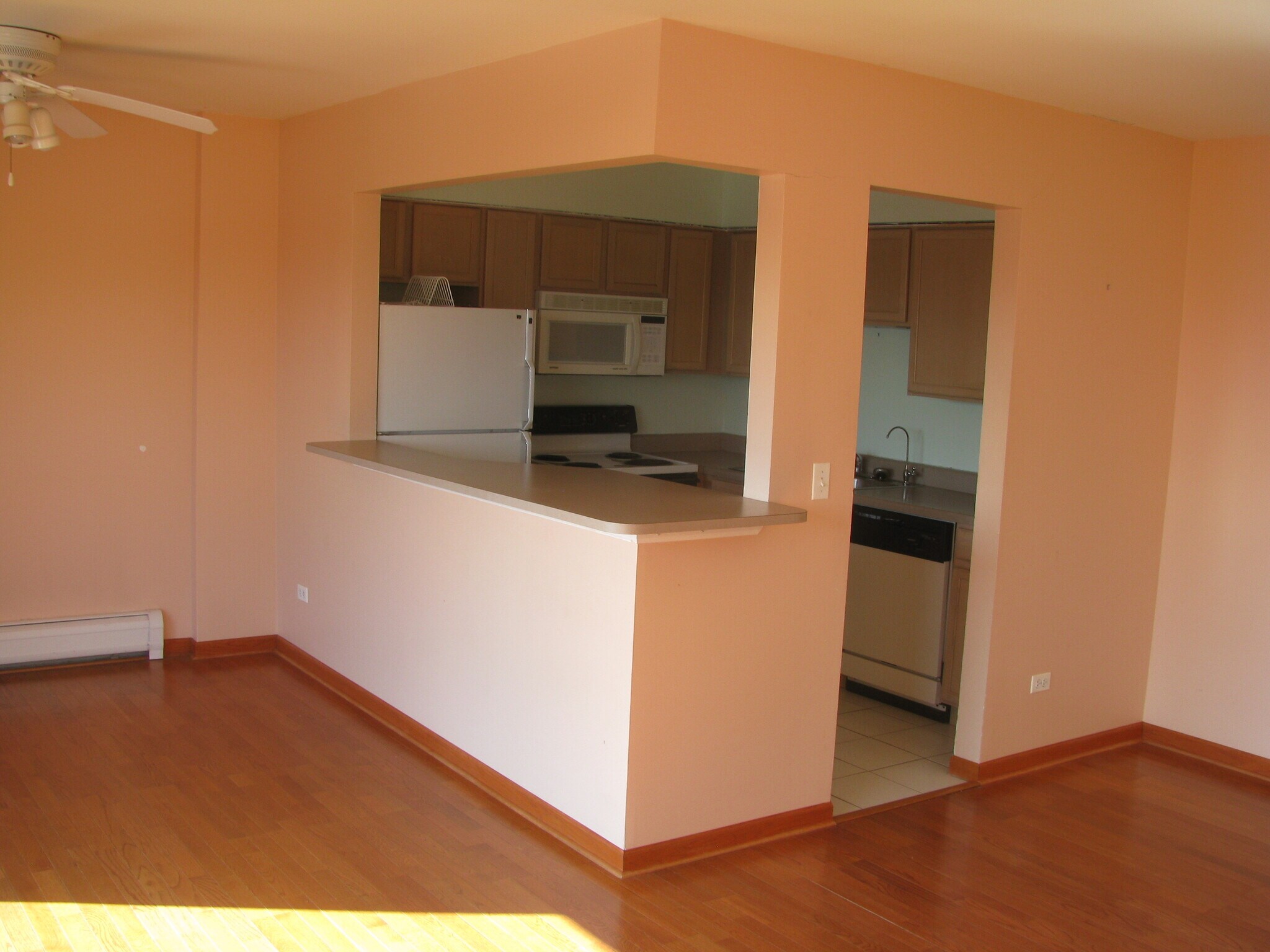 Building Photo - 985 S Court of Shorewood
