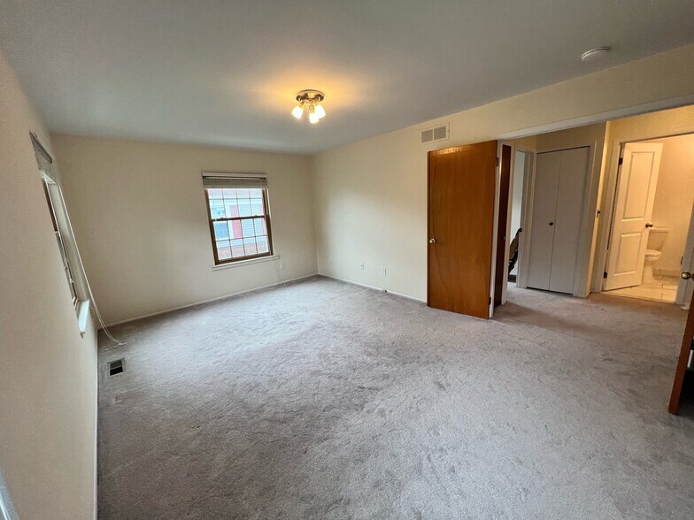 Building Photo - 2736 Glenbridge Ct
