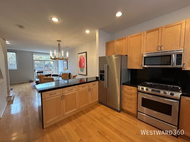 Primary Photo - 1801 W Winnemac Ave