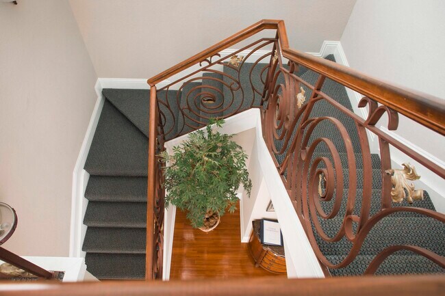 Building Photo - 166 SW Peacock Blvd