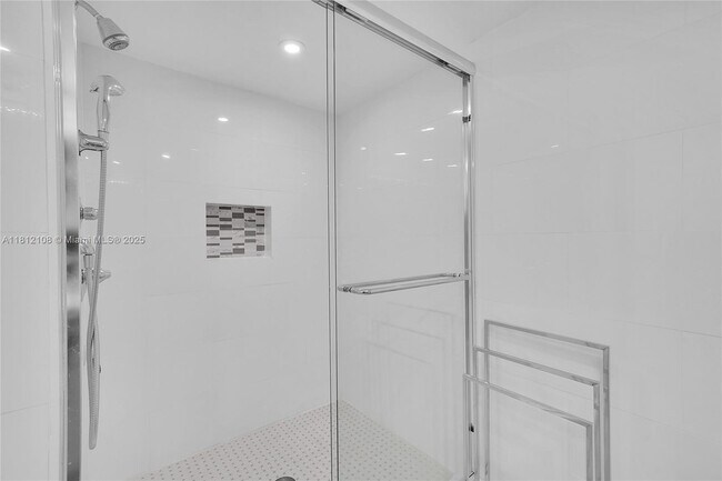 Building Photo - 2049 S Ocean Dr