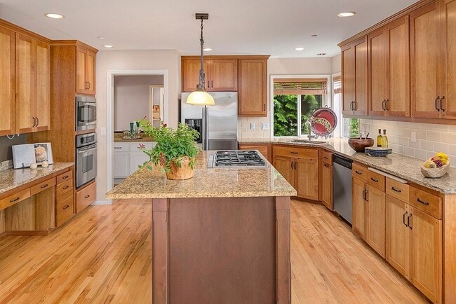 Building Photo - 4bd/2.5ba Newcastle Home