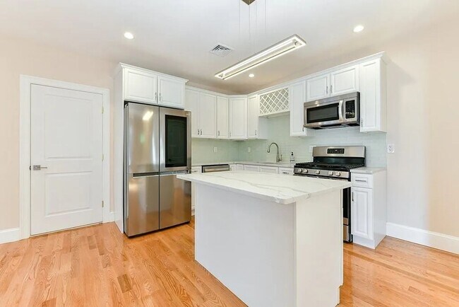 Building Photo - Modern Comfort Meets City Living – Stunnin...
