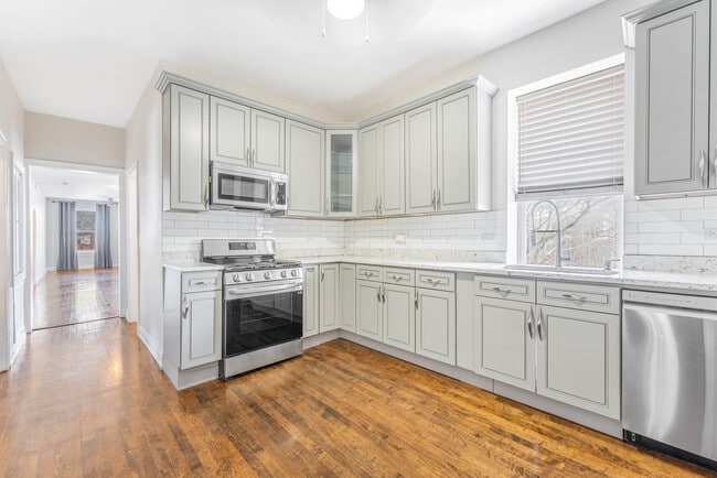 Building Photo - 3301 W Evergreen Ave