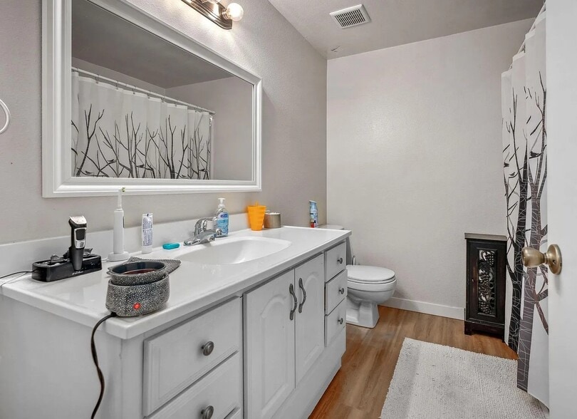 Building Photo - 208 SW Wallula Ave