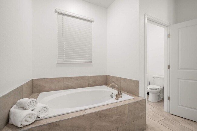 Building Photo - 9052 Sommerset Hills Dr