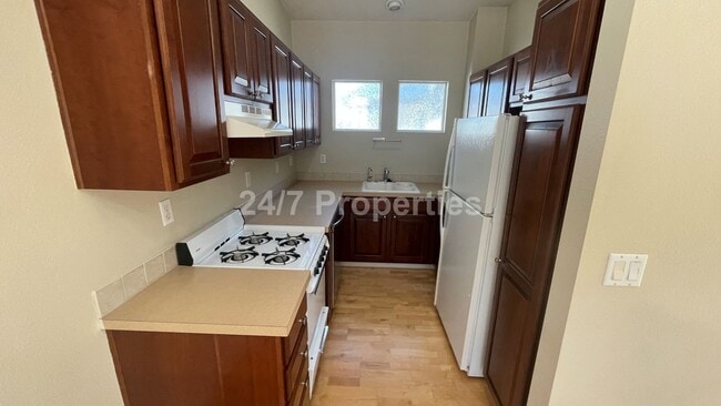 Building Photo - Cozy and Modern 1 BD | 1 BA w/ Amenities -...