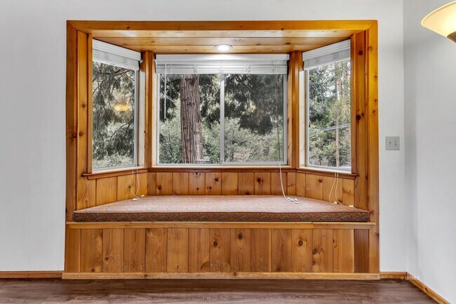 Building Photo - Mountain Lodge Home 1 Mile Away from the C...