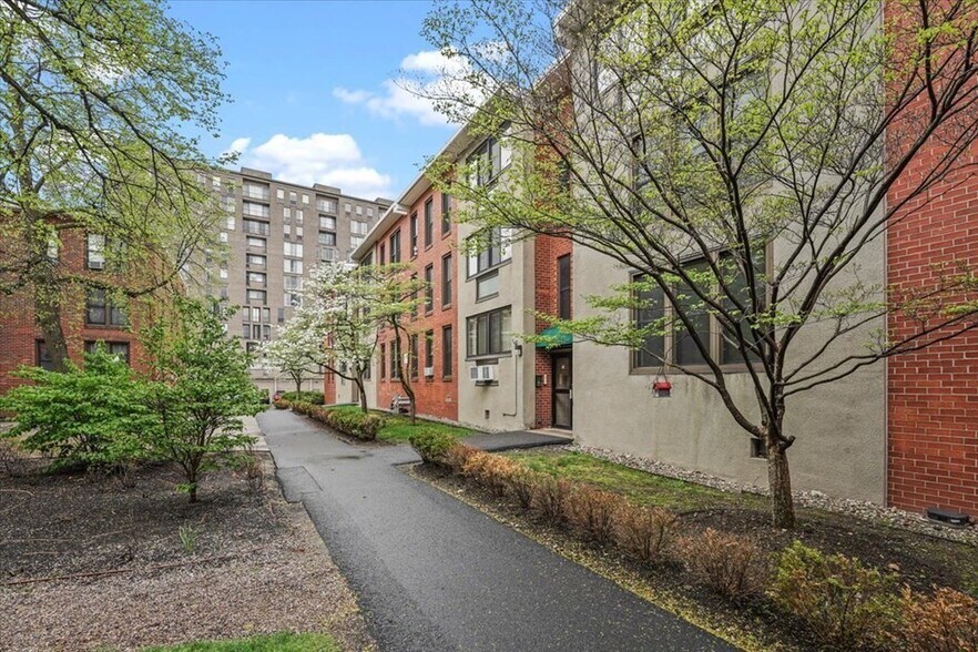 Building Photo - 10 Juniper St