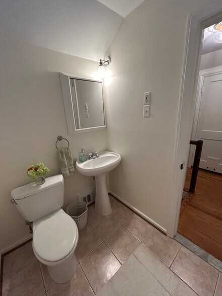 Upstairs Bathroom - 6621 Cavalier Dr