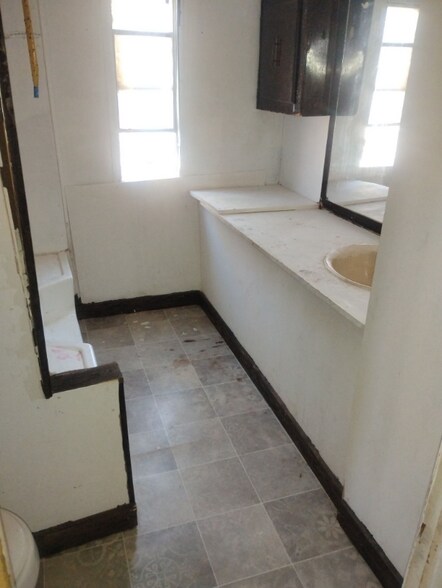 Building Photo - 121 S Pine St