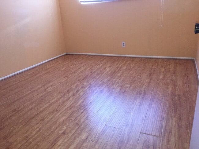 Building Photo - Cozy 2 Bed/2 Bath Condo with In-Unit Washe...