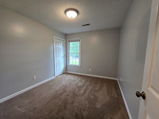 Building Photo - 805 Club Ln
