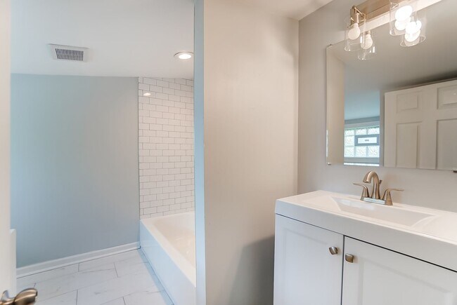 Building Photo - Spacious Four Bedroom in Cincinnati!