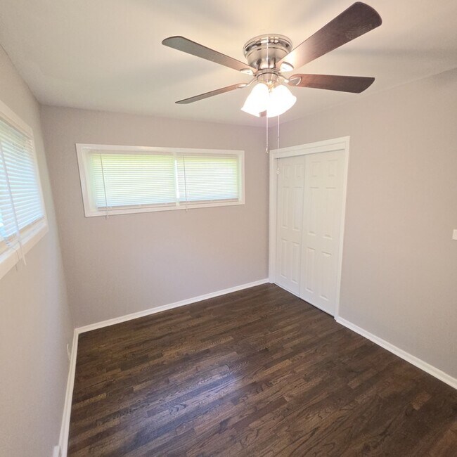 Building Photo - Spacious 4 bedrooms and 1 bath home located on Manchester Ave in Kansas City, MO