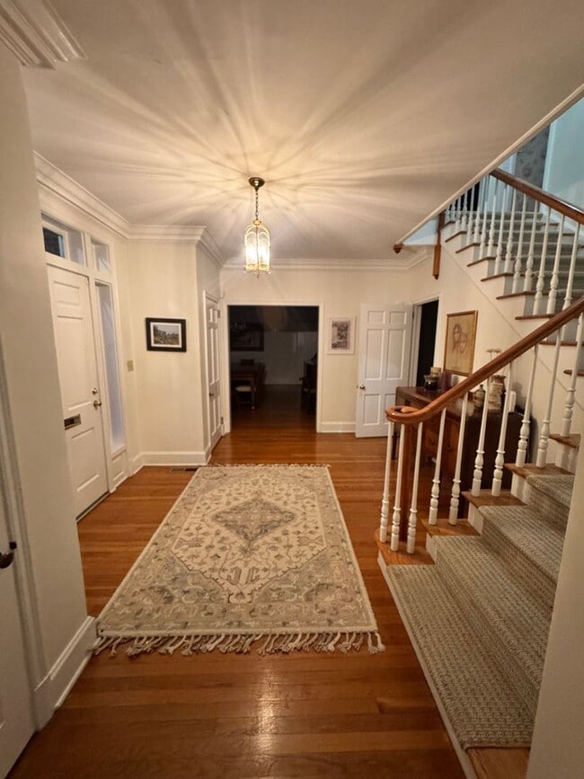 Building Photo - 906 Crescent Cir