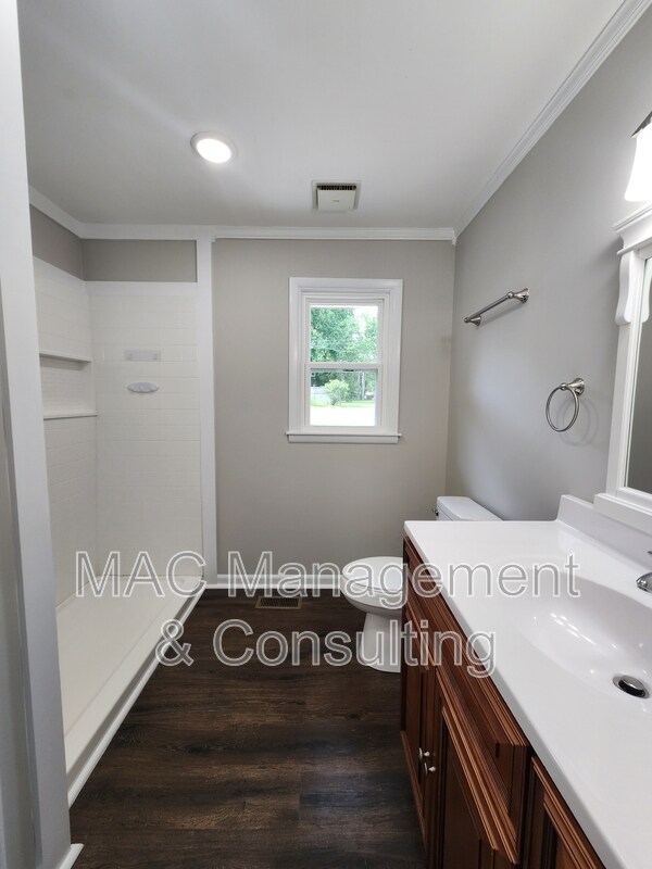 Building Photo - 340 E 14th St