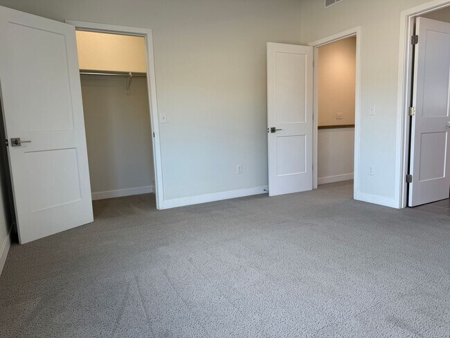 Building Photo - Fresh-Modern-Convenient 2/3/2 Twnhome