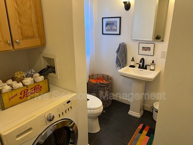 Building Photo - 285 1/2 Weaver Street