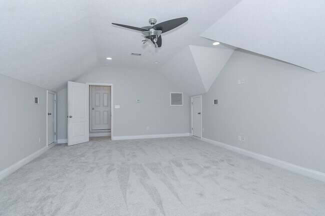 Building Photo - Large House on 3.5 Acres in Harlem
