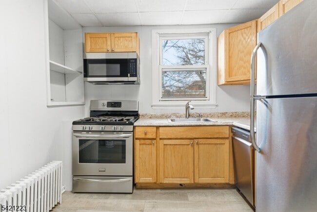 Building Photo - 70 Valley St