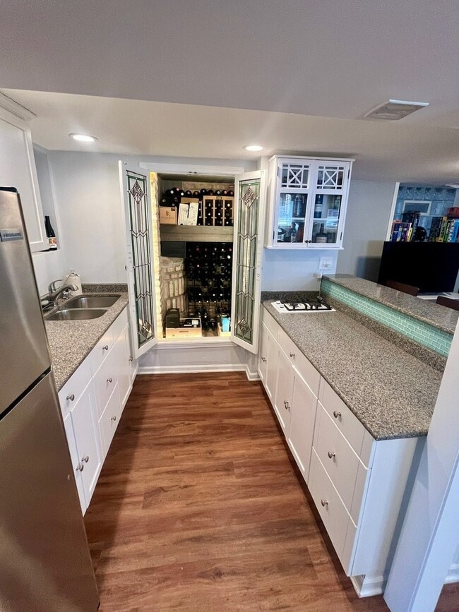 Building Photo - 3700 N Hermitage Ave