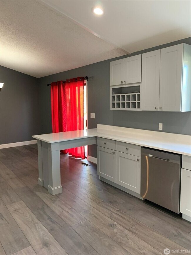 Building Photo - Beautiful 4 Bedroom Home!