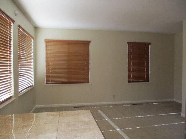 Building Photo - Northwest Suburban  Beauty