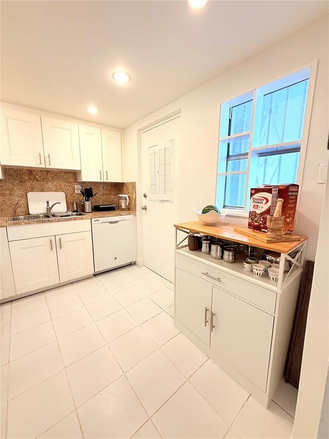Building Photo - 4141 Nautilus Dr