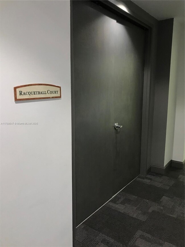 Building Photo - 1155 Brickell Bay Dr