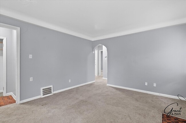 Building Photo - $1200 2 bedroom ranch
