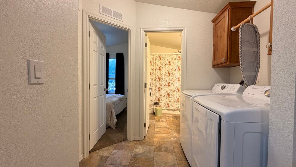 Building Photo - 1001 E Owens