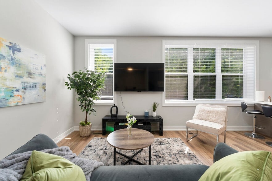 Building Photo - 1900 W 17th St