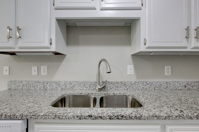 Building Photo - Updated 3bed 2 bath in St B with SEPARATE WORKSHOP around back.