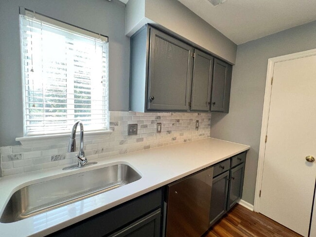Building Photo - Freshly Updated Condo!