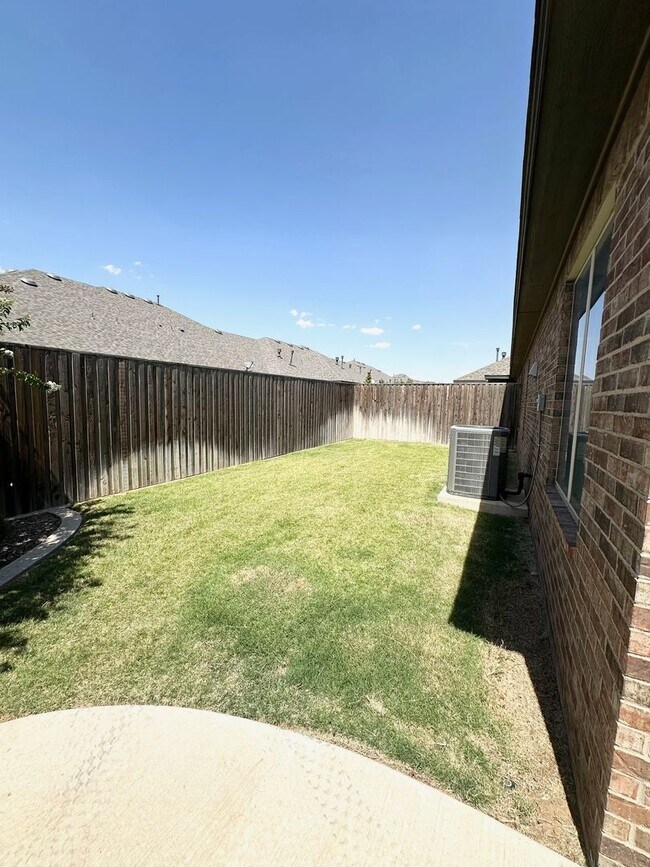 Building Photo - Stunning 3 Bed 2 Bath Ready To Rent ASAP!