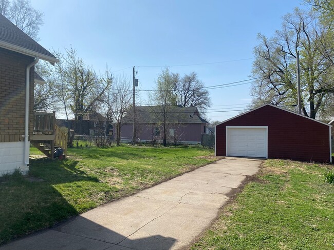 Building Photo - Remodeled 2 Bedroom with Garage